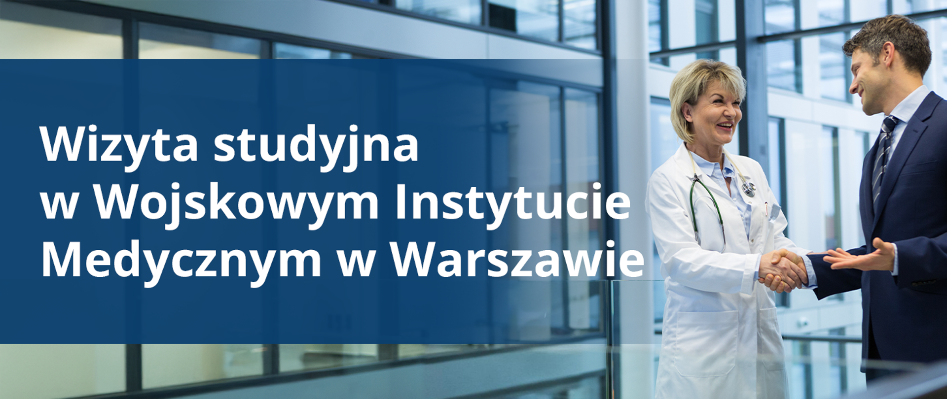 Osoby w trakcie spotkania w nowoczesnym budynku Wojskowego Instytutu Medycznego w Warszawie, uścisk dłoni symbolizujący rozpoczęcie rozmów o zarządzaniu szpitalem i reformach systemu ochrony zdrowia. Na pierwszym planie widoczny napis: „Wizyta studyjna w Wojskowym Instytucie Medycznym w Warszawie”.