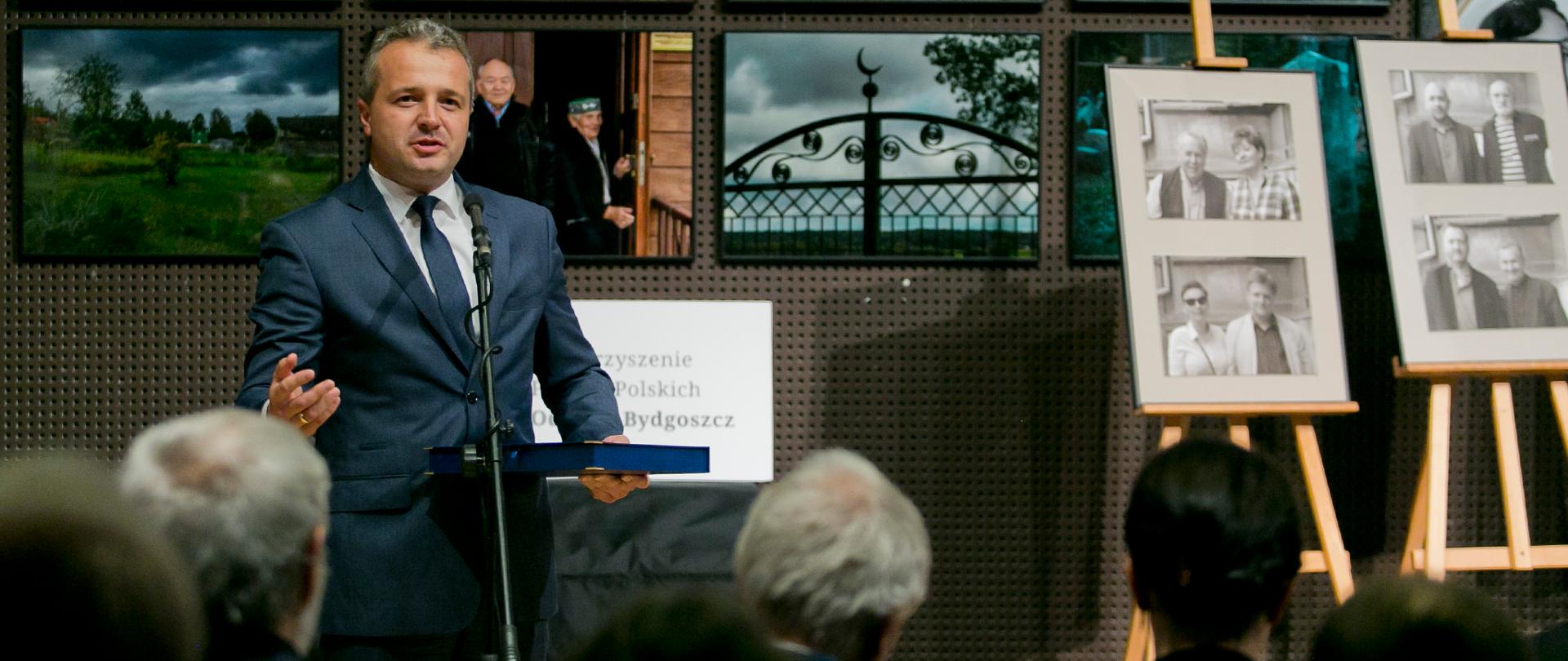 jedna osoba, która przemawia