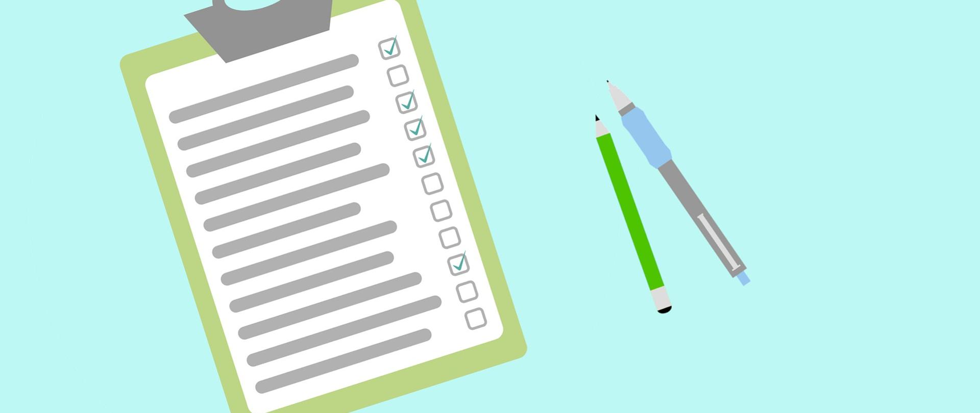 Rysunek pokazuje kartkę z listą do odhaczania i dwa kolorowe długopisy leżące obok na niebieskim tle.