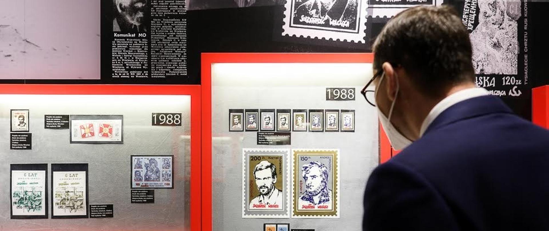 Premier ogląda wystawę.