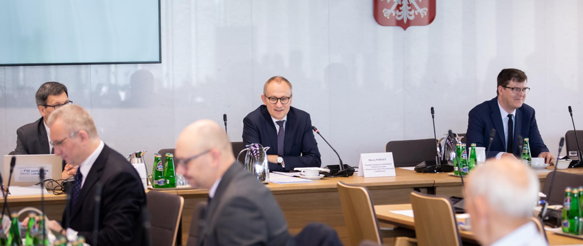 Na zdjęciu za stołem zasiadają dwaj Współprzewodniczący Komisji Wspólnej Rządu i Mniejszości Narodowych i Etnicznych oraz jej Sekretarz