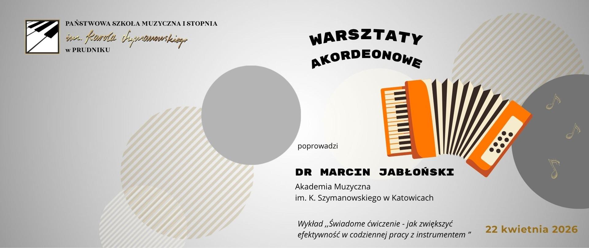 Baner z informacją o warsztatach akordeonowych. Na szarym tle napisy z informacją o warsztatach. Baner ozdobiony grafiką przedstawiającą akordeon oraz szare koła i kolka nutek. W lewym górnym rogu logo szkoły.