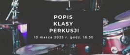 Plakat popisu klasy perkusji. Na czarnym tle widać zastaw perkusyjny. Centralnie wewnątrz plakatu na czarnym prostokącie widoczny jest biały napis: popis klasy perkusji 13 marca 20215 r. godz. 16.30