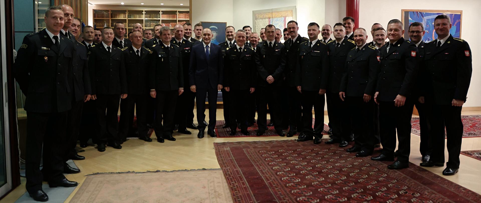 Na zdjęciu widać wszystkich strażaków modułu GFFFV, komendanta głównego PSP oraz przedstawicieli ambasady podczas wspólnego zdjęcia 
