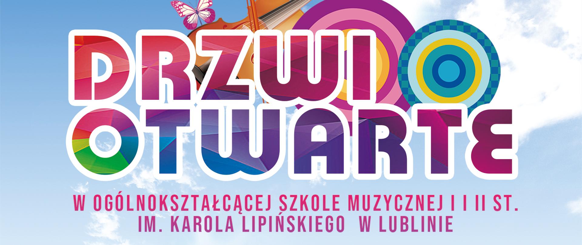 Grafika w lewym górnym rogu posiada logo szkoły osm 1 i 2 stopnia imienia Karola Lipińskiego w Lublinie, w prawym górnym roku data: 11 marca 2023, w centrum na samej górze duży, kolorowy napis Drzwi otwarte w Ogólnokształcącej Szkole Muzycznej 1 i 2 stopnia imienia Karola Lipińskiego w Lublinie, poniżej harmonogram z datami: 11 marca 2023 o godzinie 10:00 zapraszamy na koncert w wykonaniu uczniów szkoły, po koncercie do godziny 11:30 odbędą się spotkania z nauczycielami gry na instrumentach. Obok znajdują się dane adresowe szkoły. W tle niebieskie niebo z chmurami, akwarela z rysunkiem szkoły oraz na samym dole czwórka dzieci grających na instrumentach na zielonej trawie z białymi kwiatkami.