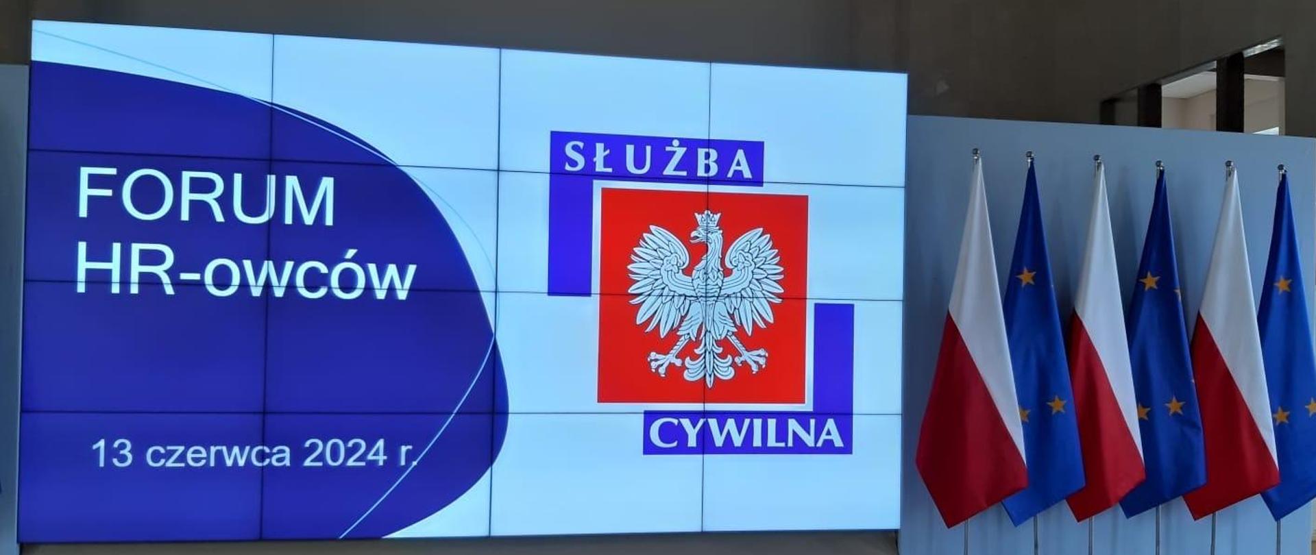V Forum HR-owców 13 czerwca 2024 r. - napis na ekranie, logo służby cywilnej, flagi RP i UE