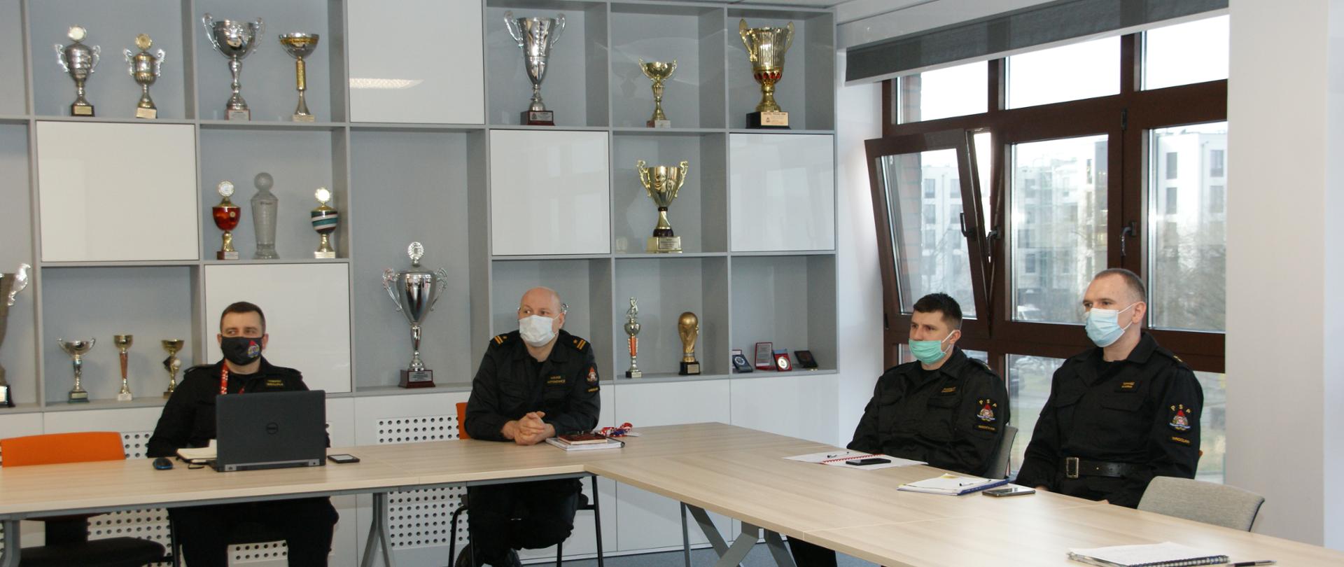 Uczestnicy szkolenia w sali odpraw