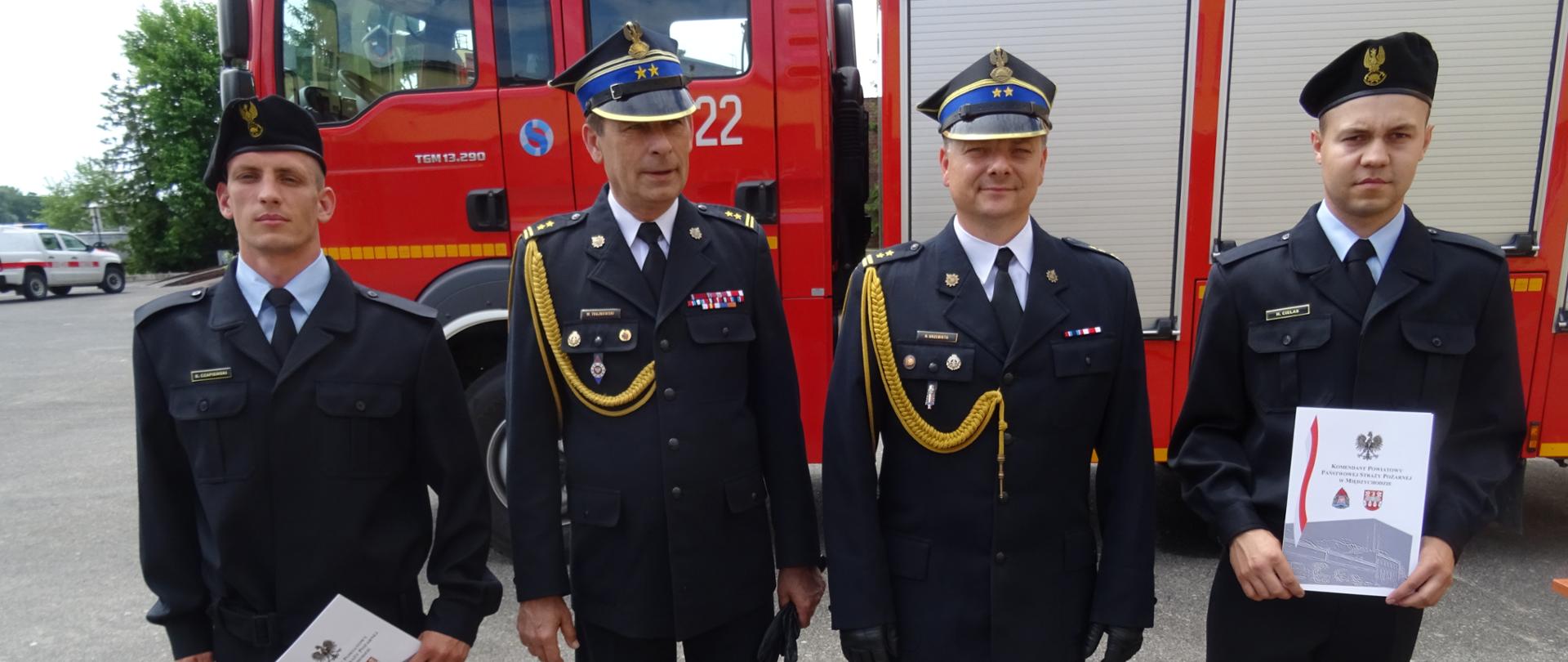 Na zdjęciu nowi funkcjonariusze PSP z komendantami.