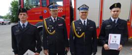 Na zdjęciu nowi funkcjonariusze PSP z komendantami.