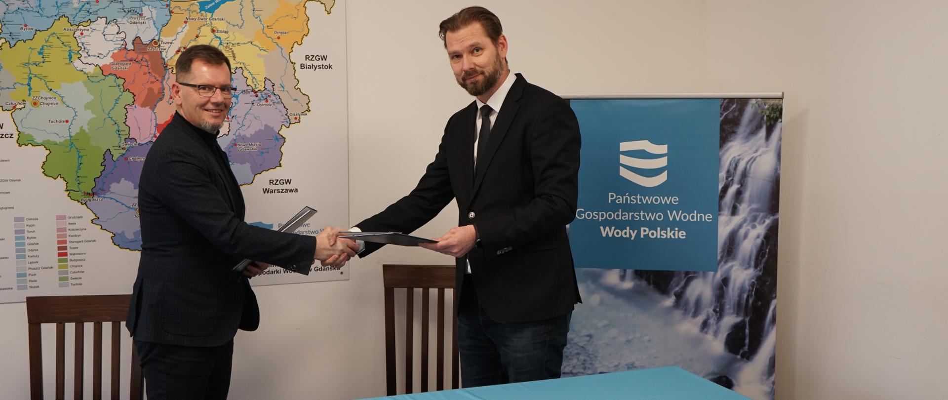 Po podpisaniu umowy dyr. Andrzej Ryński i prezes Adam Augustynowicz