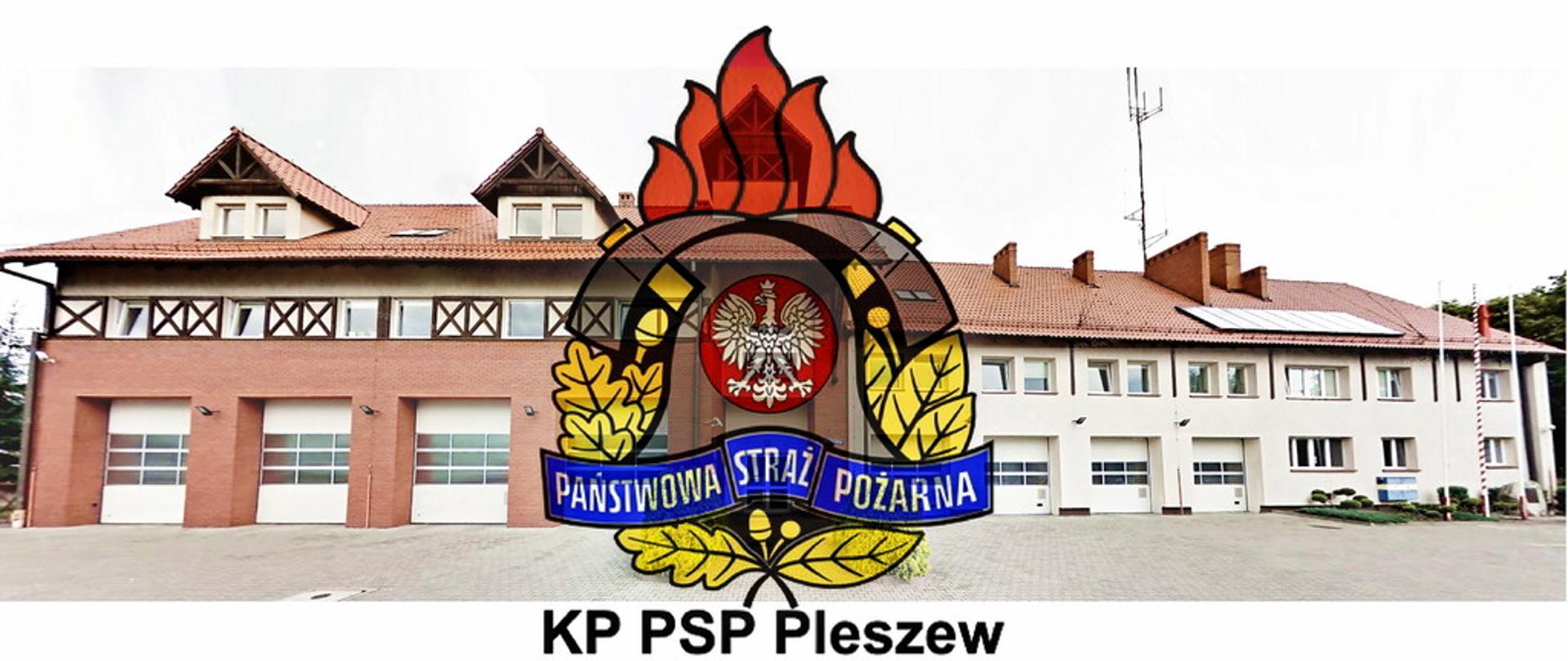 Logotyp przedstawiający front budynku KP PSP w Pleszewie, na środku znajduje się półprzeźroczyste logo PSP u dołu napis KP PSP Pleszew