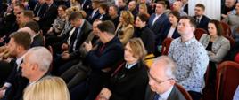 Uczestnicy konferencji słuchający wykładu. 
