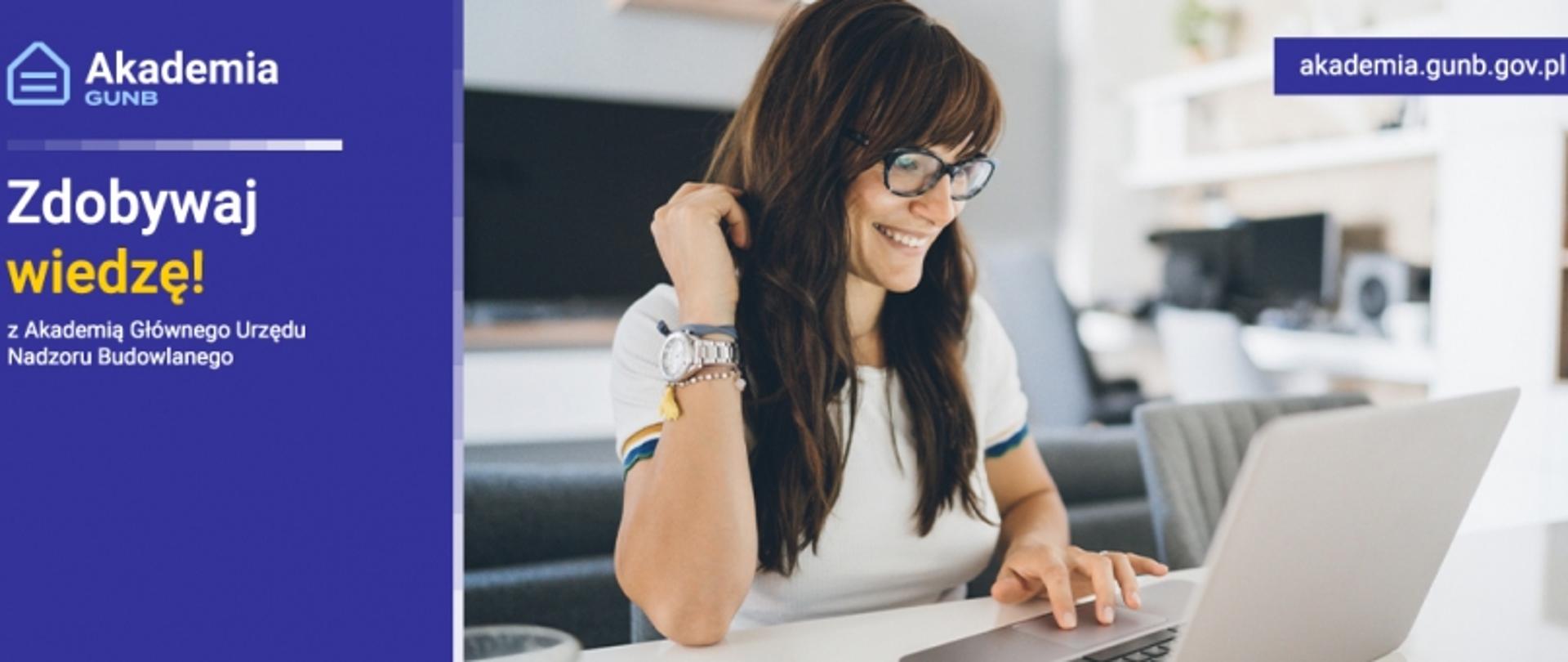 Kobieta przy biurku z laptopem, tekst: „Akademia GUNB – Zdobywaj wiedzę!”, adres akademia.gunb.gov.pl.