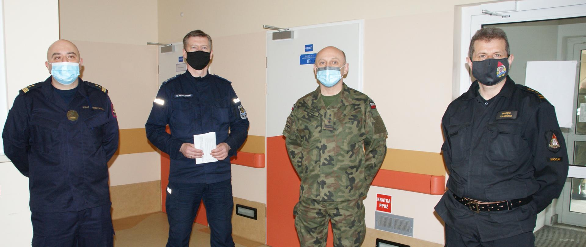 Funkcjonariusze służb mundurowych województwa dolnośląskiego podczas akcji szczepień 
