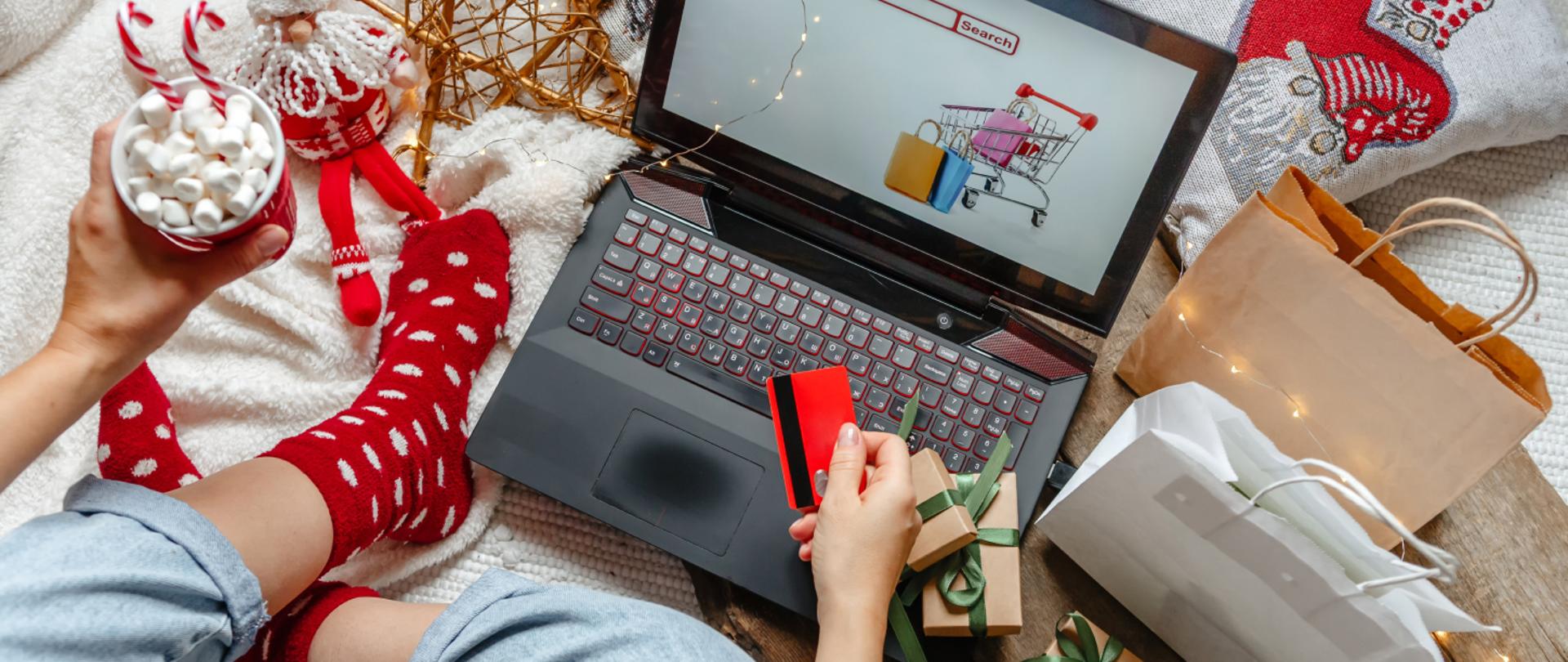 Osoba robi zakupy online z użyciem karty kredytowej