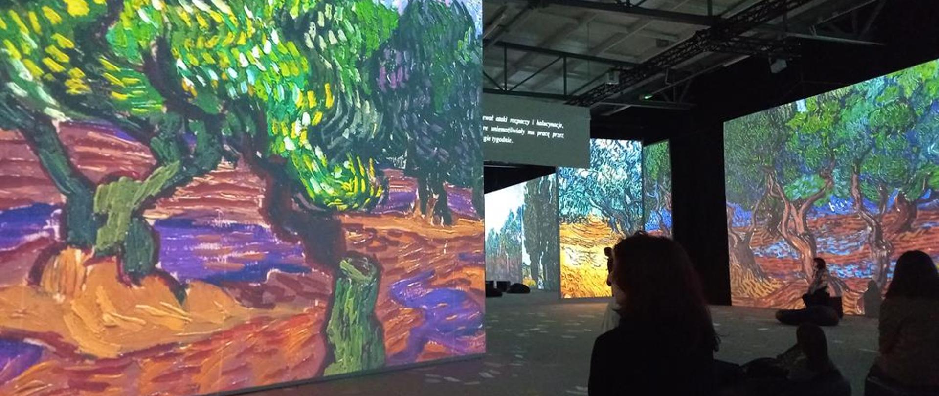 Na zdjęciu w dużym powiększeniu prace Vincenta Van Gogha