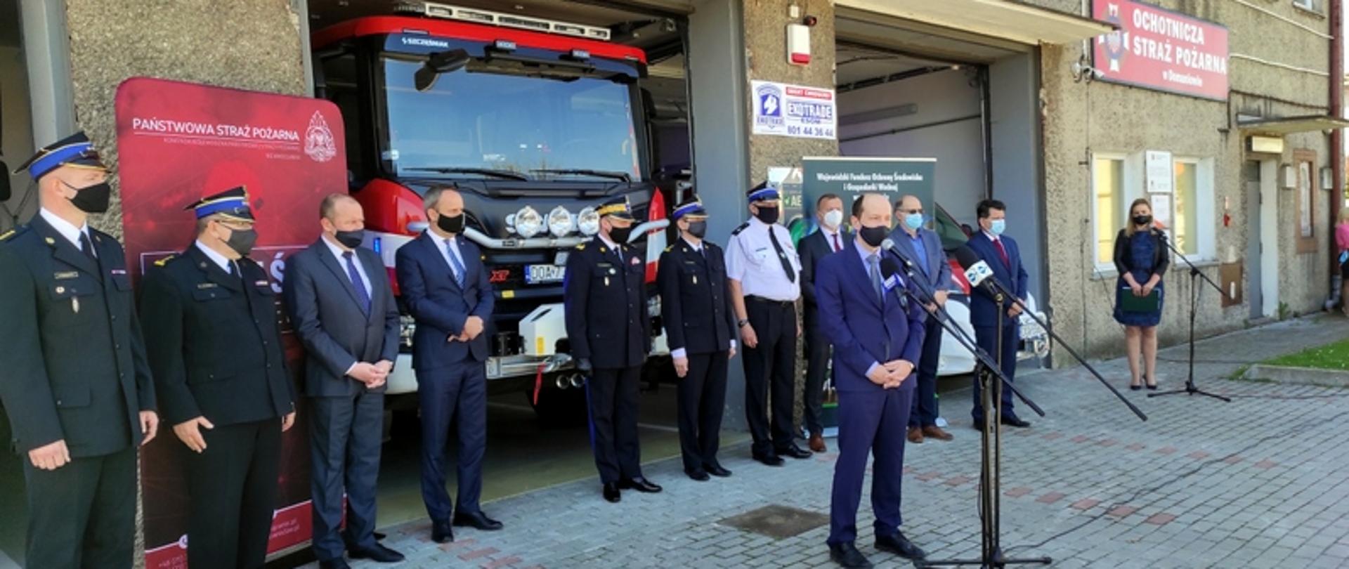 Na zdjęciu widać przedstawicieli WFOŚ, PSP, Posła Pawła Hreniaka i władze samorządowe na tle remizy OSP w Domaniowie