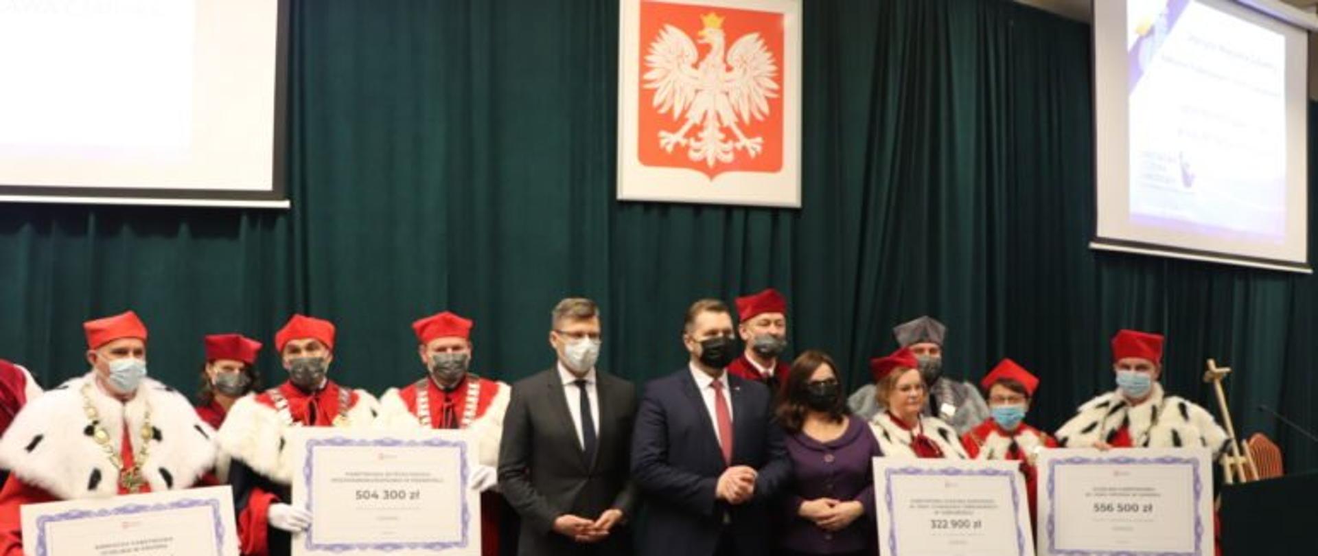 Minister Przemysław Czarnek w otoczeniu rektorów podkarpackich szkół wyższych. Po prawej stronie ministra wicewojewoda Jolanta Sawicka, po lewej wiceminister sprawiedliwości Marcin Warchoł. 
