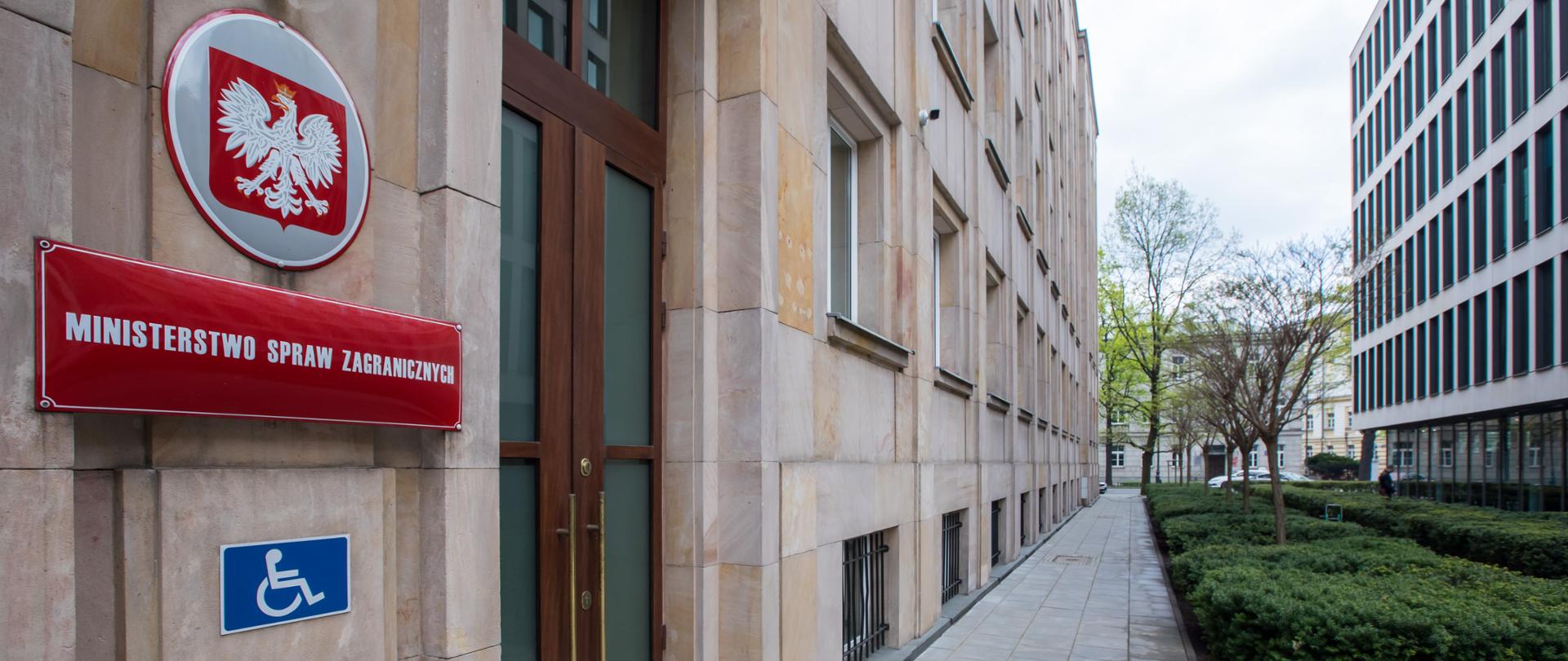 #tablica urzędowa i godło w MSZ