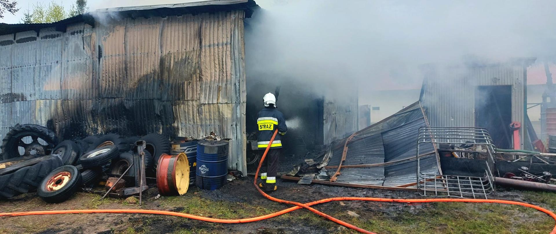 Zdjęcie przedstawia spalony obiekt