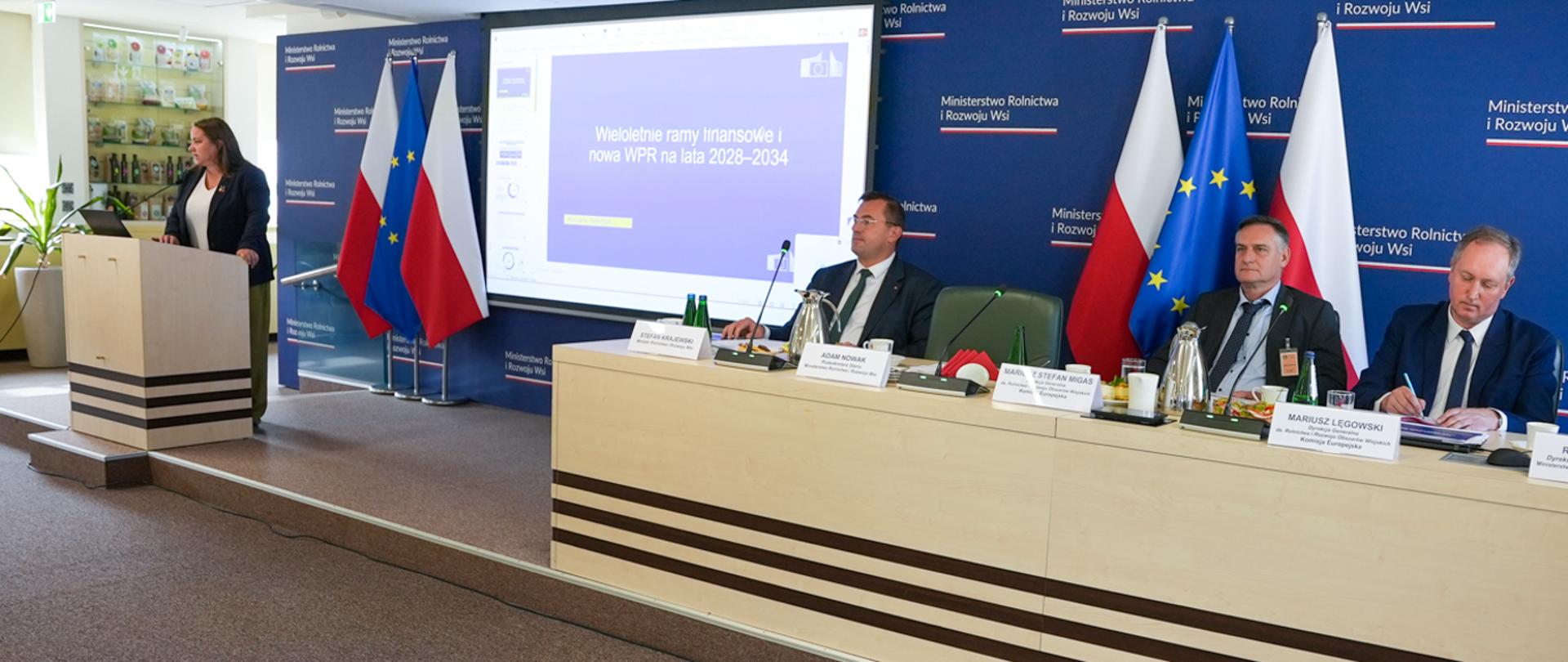 Minister Krajewski przemawia na spotkaniu zespołu (fot. MRiRW)