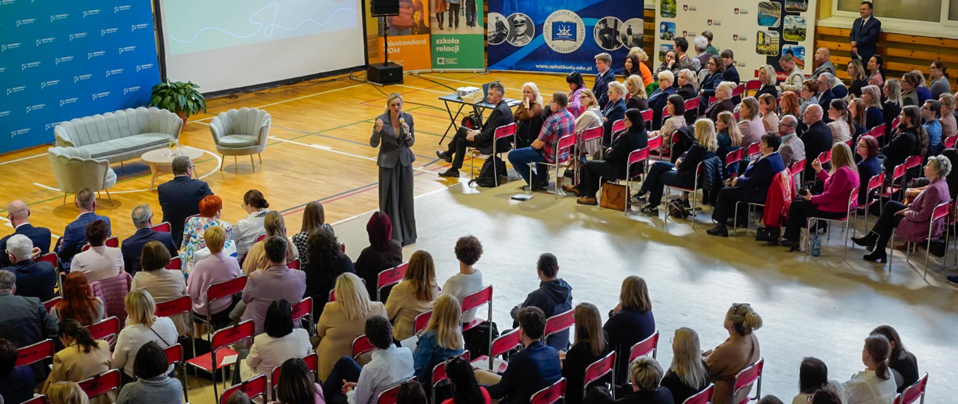 Minister Edukacji Barbara Nowacka przemawia do uczestników spotkania „Kierunek: Kompas Jutra”.