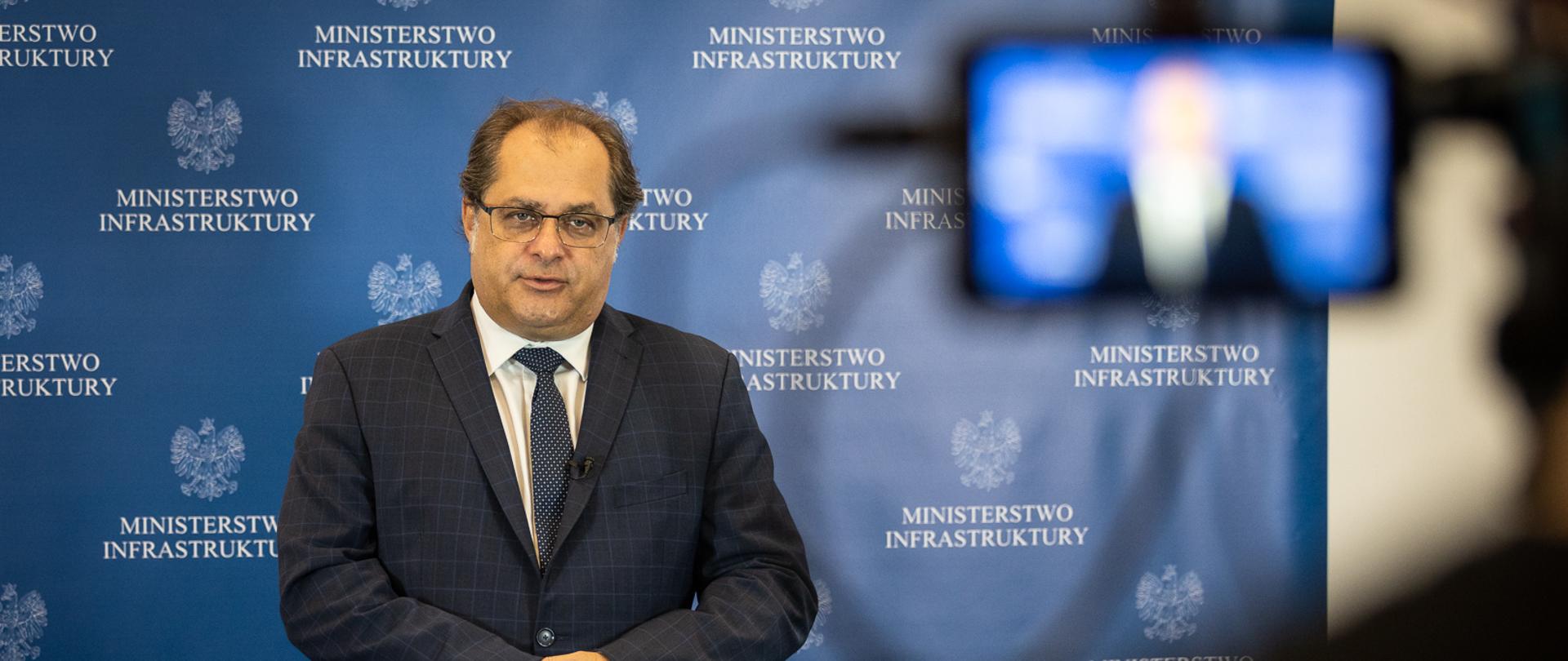 Minister na tle ścianki MI na podglądzie transmisji