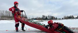 Ćwiczenia kazimierskich strażaków z zakresu ratownictwa lodowego na zbiorniku retencyjnym w Kazimierzy Wielkiej