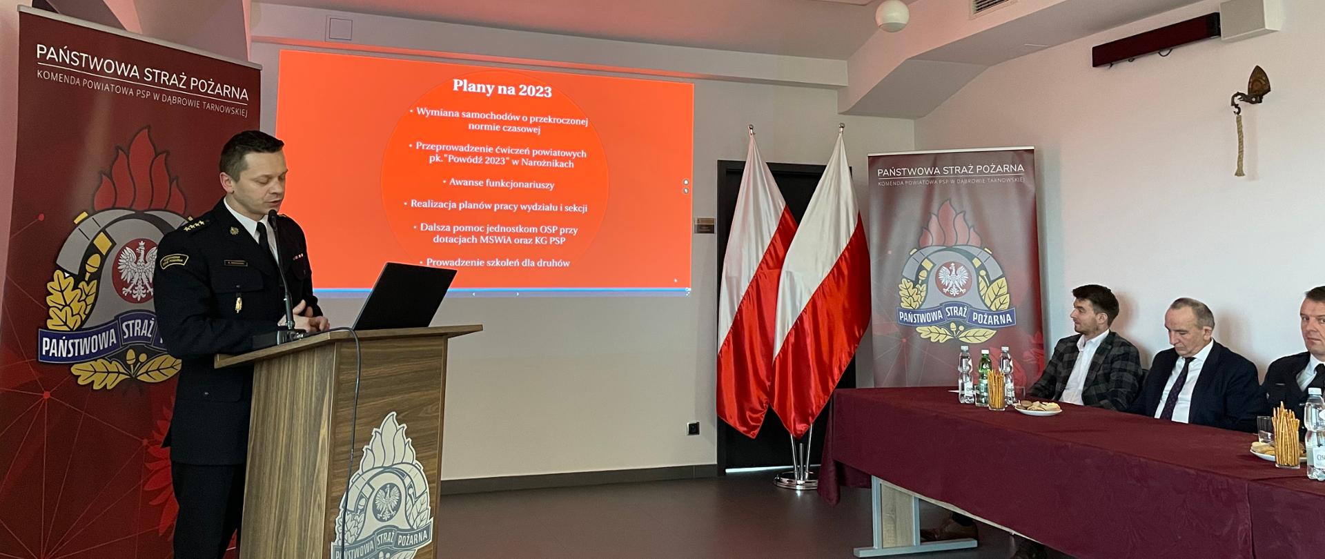 Na zdjęciu z-ca Komendanta przy mównicy