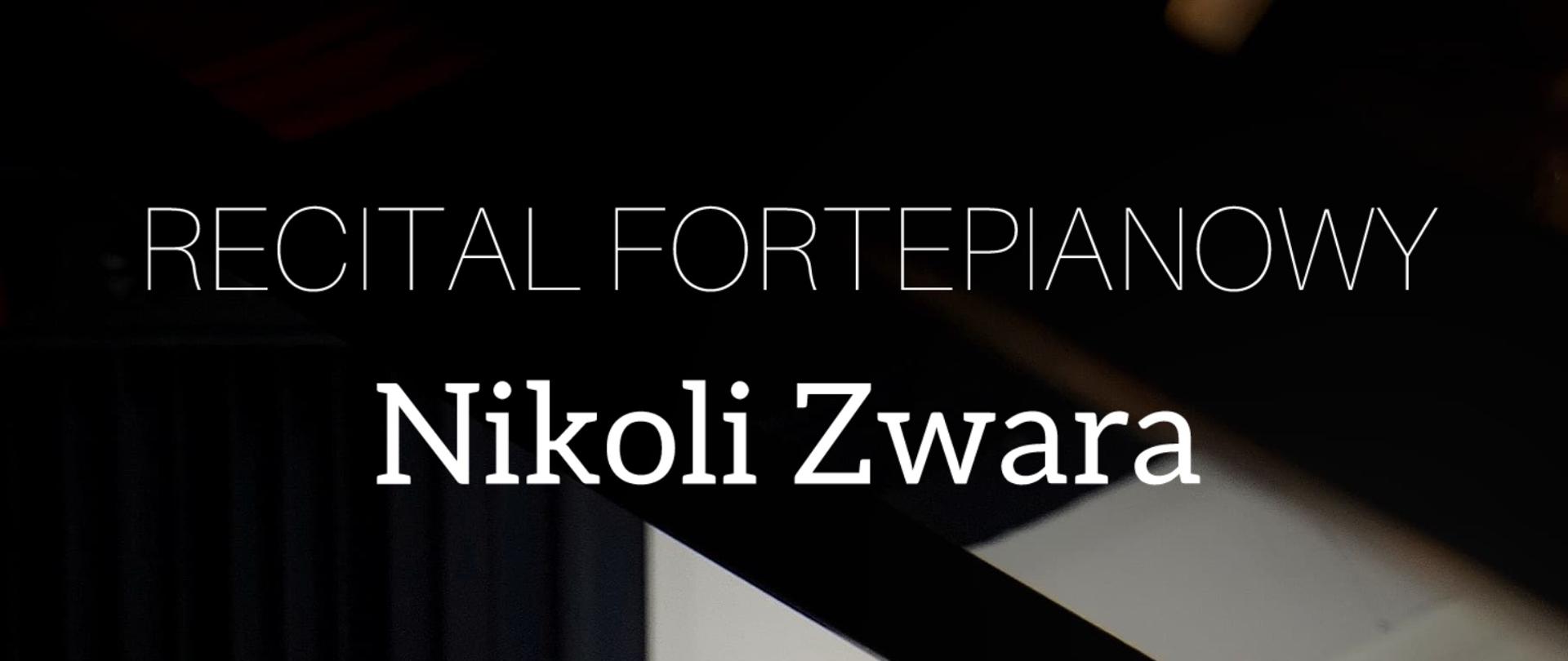 Tło obrazka czarne. U góry biały napis: "Recital fortepianowy Nikoli Zwara", dalej do dołu po prawej stronie "3 października 2024 godz. 17:00". Poniżej kobieta opierająca się na fortepianie. Na fortepianie biały napis: " Sala koncertowa Państwowej Szkoły Muzycznej I stopnia w Kościerzynie". U samego dołu biały napis: "w programie: J. S. Bach, F. Chopin, F. Liszt, S. Prokoliev".