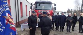 Przekazanie samochodu ratowniczo gaśniczego dla OSP Starachowice osiedle Michałów, zaproszeni goście w tle samochód pożarniczy