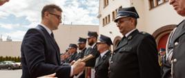 Wojewoda Michał Sztybel wręcza Medale odznaczonym strażakom.
