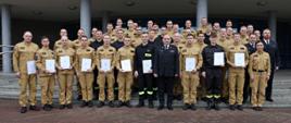 Pamiątkowe zdjęcie grupowe funkcjonariuszy PSP kończących szkolenie podstawowe (36 osób) w towarzystwie Komendanta Centralnej Szkoły, funkcjonariuszki wydziału nauczania CS PSP oraz sześciu funkcjonariuszy wydziału nauczania CS PSP