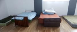 Na zdjęciu miejsca noclegowe dla uchodźców w budynku OSP na terenie gminy Grabów nad Prosną