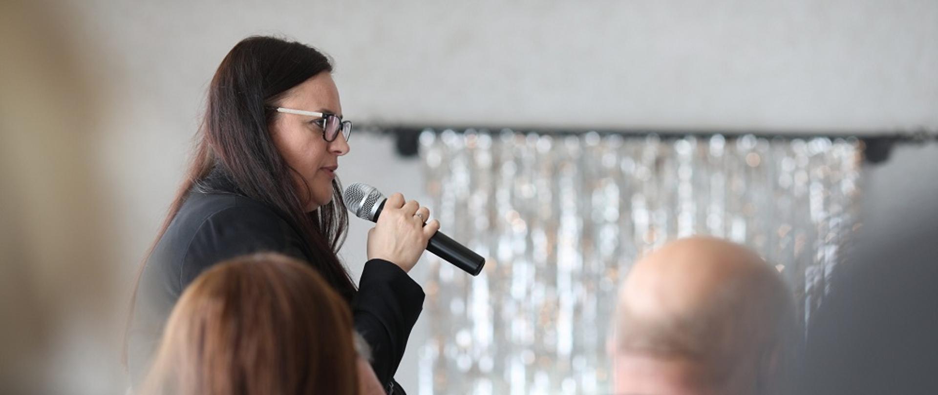 Minister Małgorzata Jarosińska-Jedynak mówi do mikrofonu