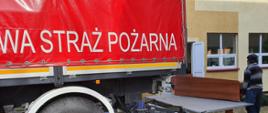 Pomoc strażaków z powiatu szczecineckiego dla Ukrainy - samochód specjalny SKw dostarczył łóżka do tworzonego punktu dla uchodźców z Ukrainy 
