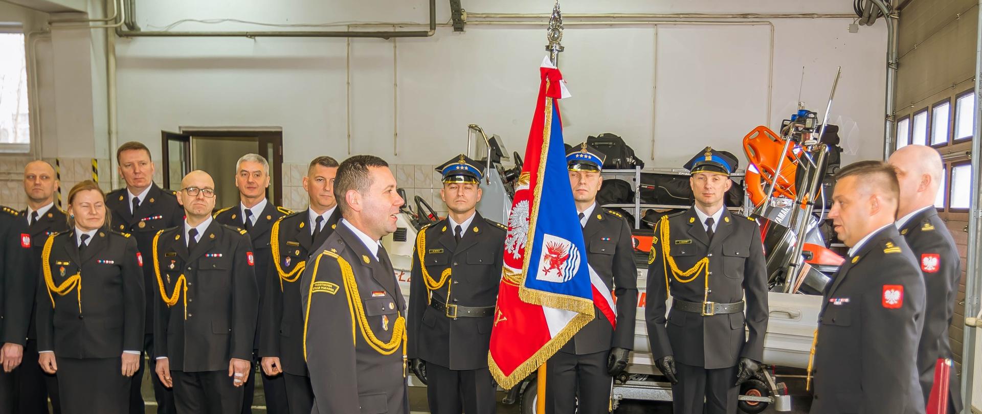 Zdjęcie przedstawia funkcjonariuszy KM PSP w Słupsku pod czas pożegnania Dowódcy JRG nr 3 w Ustce. Dowódca stojący na przeciw Komendanta Miejscowego PSP w Słupsku.