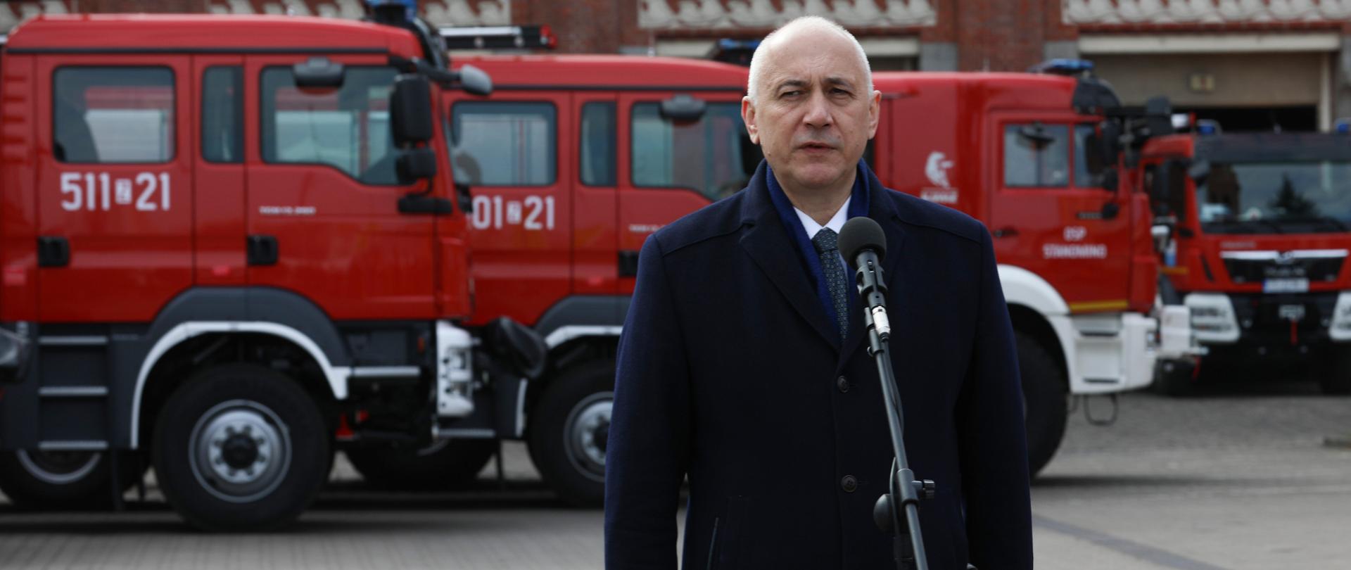 Przekazanie wozów ratowniczo-gaśniczych i łodzi dla PSP i OSP.