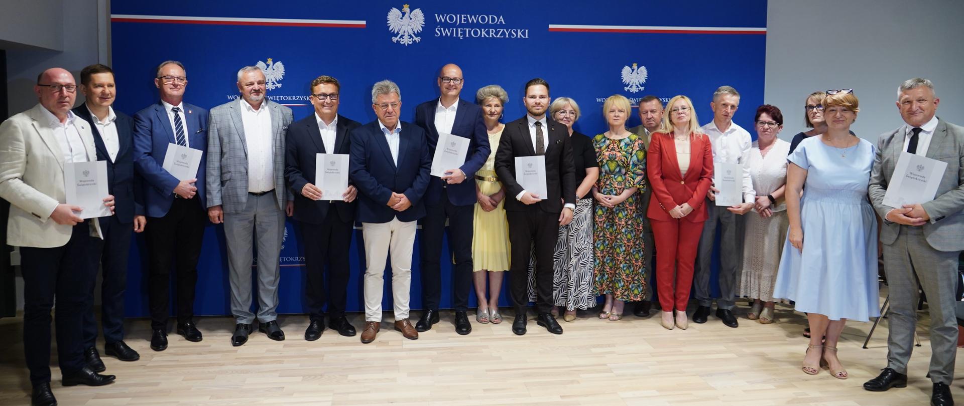 Podpisanie umów z samorządowcami