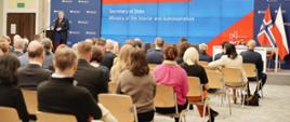 Na zdjęciu sekretarz stanu w Ministerstwie Spraw Wewnętrznych i Administracji Wiesław Szczepański podczas przemówienia ze sceny