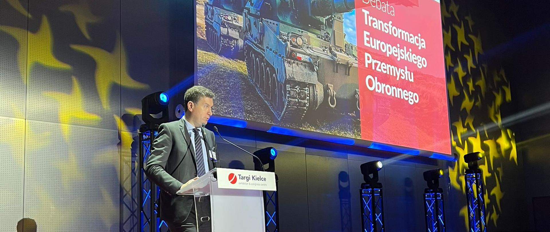 Dyrektor Tomasz Salomon przemawia podczas Debaty „Transformacja europejskiego przemysłu obronnego”.
