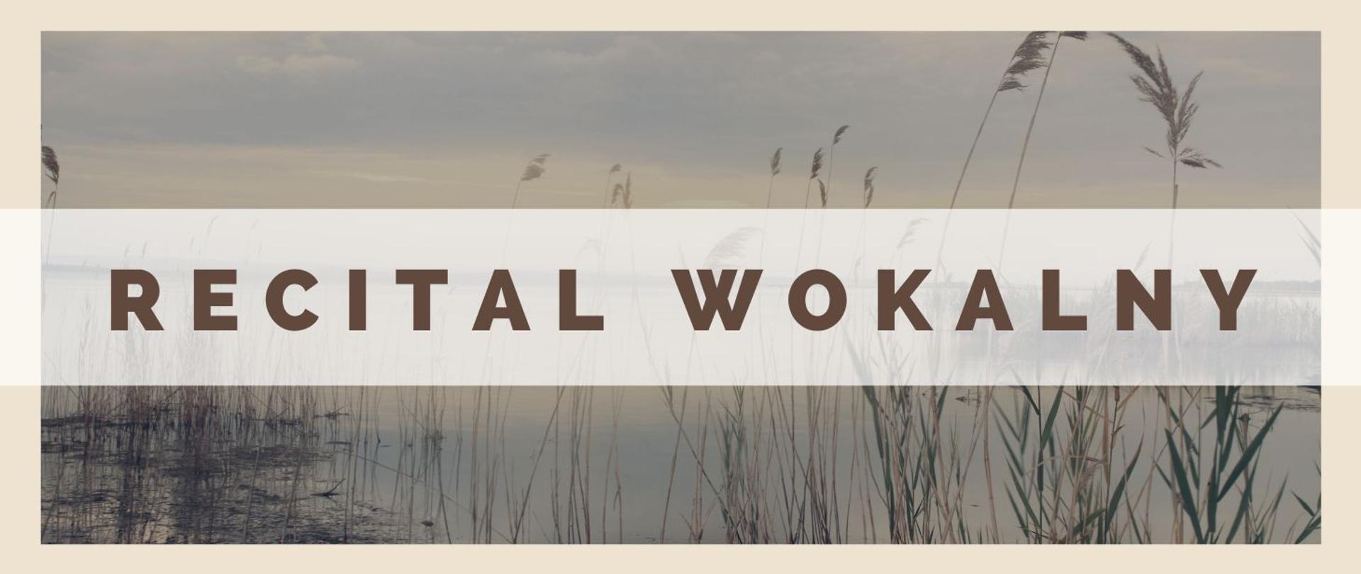 panorama , na delikatnym krajobrazie wieczornego jeziora i trzcin , dużymi literami nazwa wydarzenia Recital wokalny, wszystko w ciepłych beżowo-niebieskich kolorach