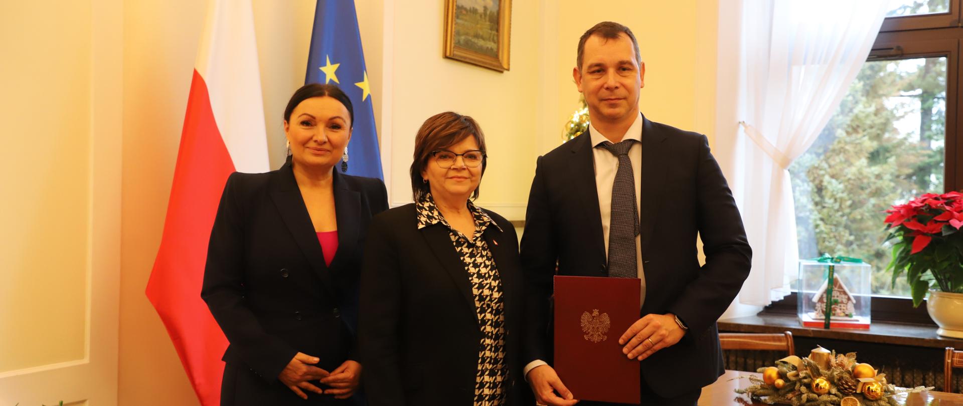 Minister zdrowia Izabela Leszczyna, wicemarszałkini Sejmu RP Monika Wielichowska oraz konsultant krajowy do spraw chorób zakaźnych prof. Miłoszem Parczewskim