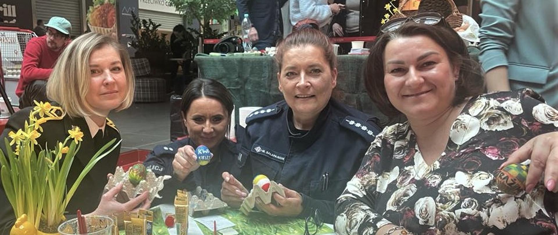 Zdjęcie przedstawia przedstawicielki służb mundurowych, które w ramach akcji malowały pisanki do licytacji.