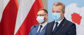Wojewoda Kujawsko-Pomorski Mikołaj Bogdanowicz przemawia podczas konferencji, obok niego pełnomocnik wojewody do spraw szczepień Krzysztof Poskrop