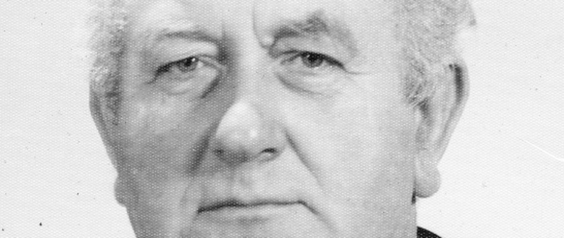 czarno-białe zdjęcie strażaka w mundurze w białej koszuli z krawatem
