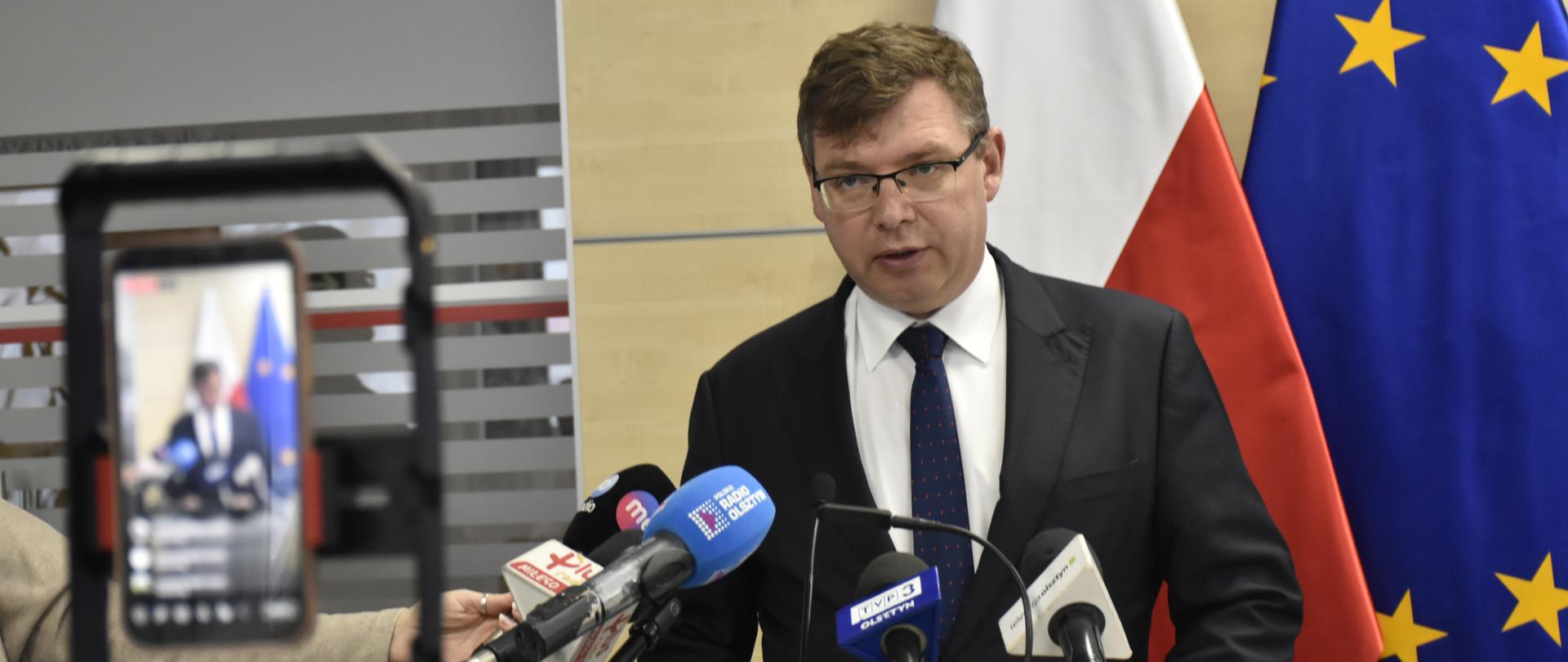 WOJEWODA PRZEKAZAŁ SAMORZĄDOM ŚRODKI PIENIĘŻNE ZA POMOC UDZIELANĄ UCHODŹCOM