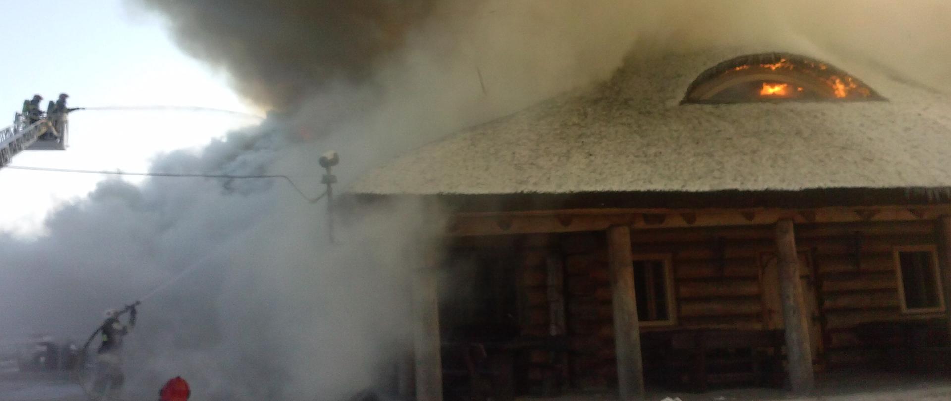 pożar budynku powstały od pożaru komina 