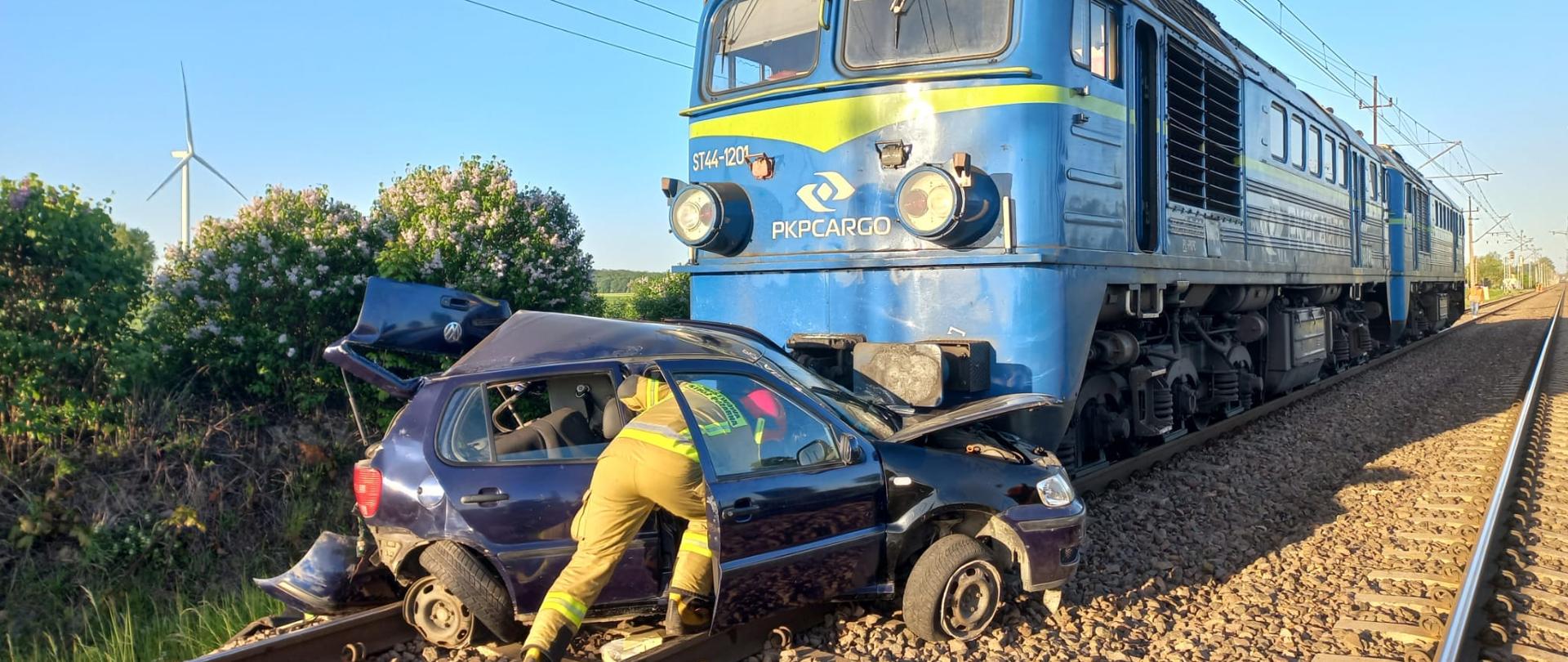 Auto osobowe po zderzeniu z lokomotywą