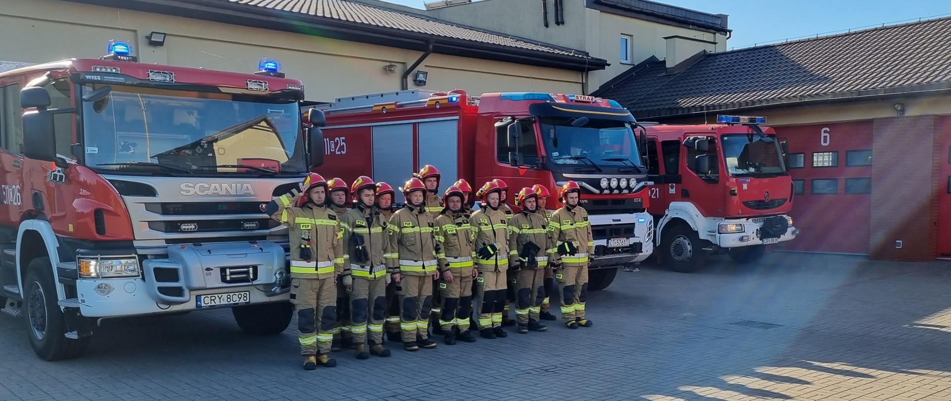 Na zdjęciu na placu JRG na tle garaży i pojazdów strażackich zmiana służbowa KP PSP w Rypinie oddająca hołd zmarłemu koledze 